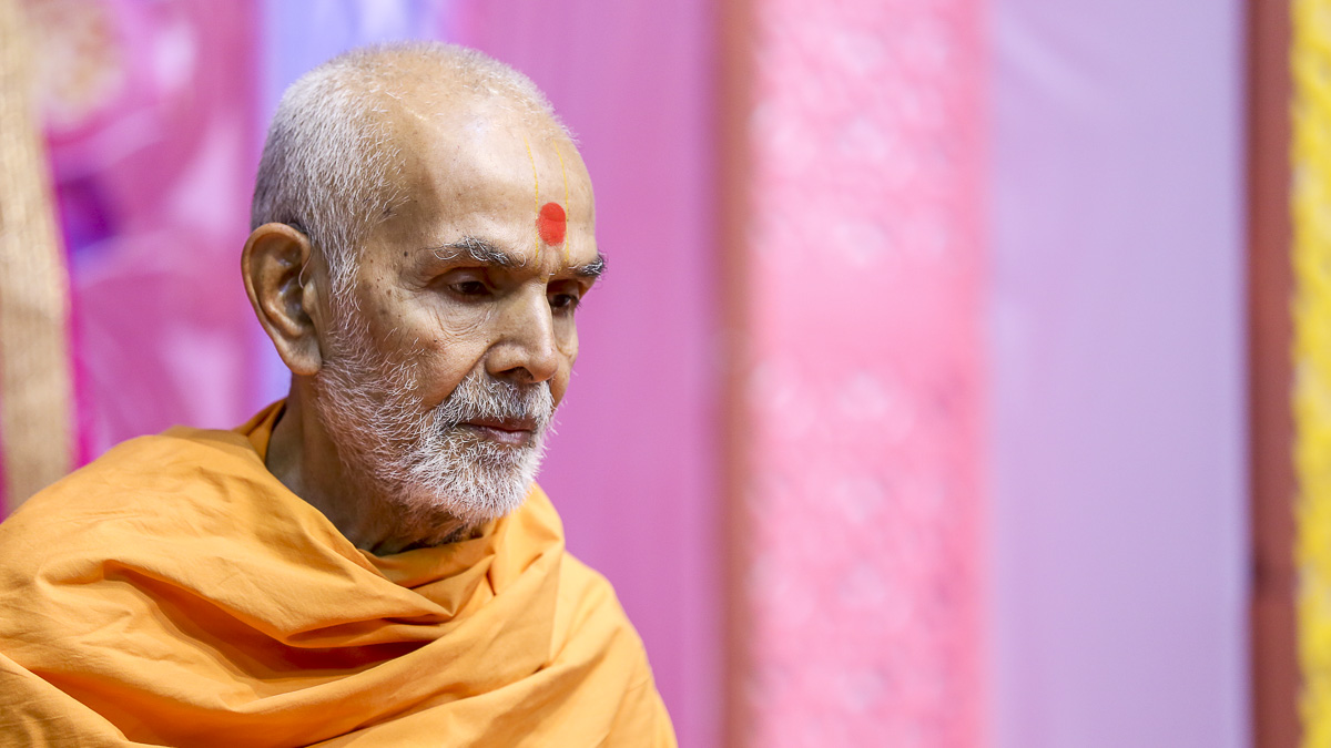 Param Pujya Mahant Swami performs his morning puja, 6 Nov 2016