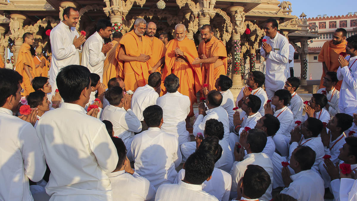 Param Pujya Mahant Swami greets devotees with 'Jai Swaminarayan', 8 Nov 2016