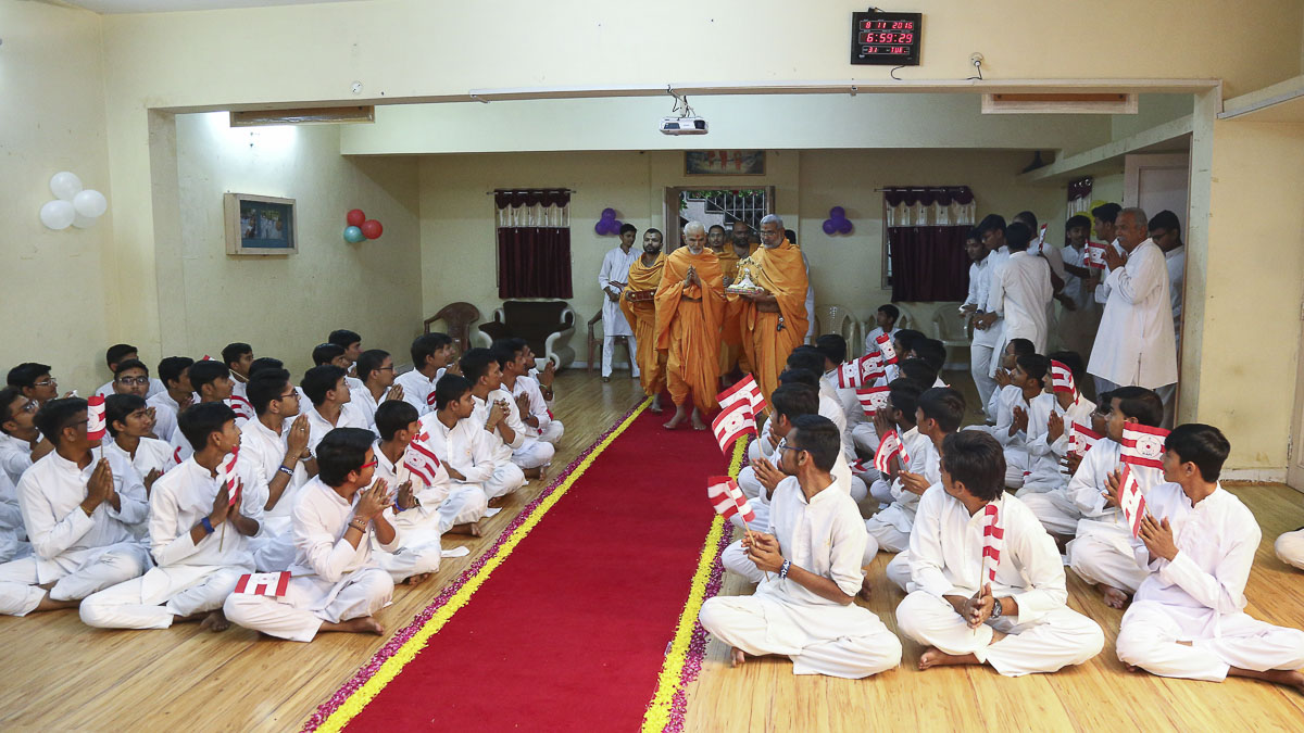 Param Pujya Mahant Swami visits the Swaminarayan Chhatralaya, 8 Nov 2016