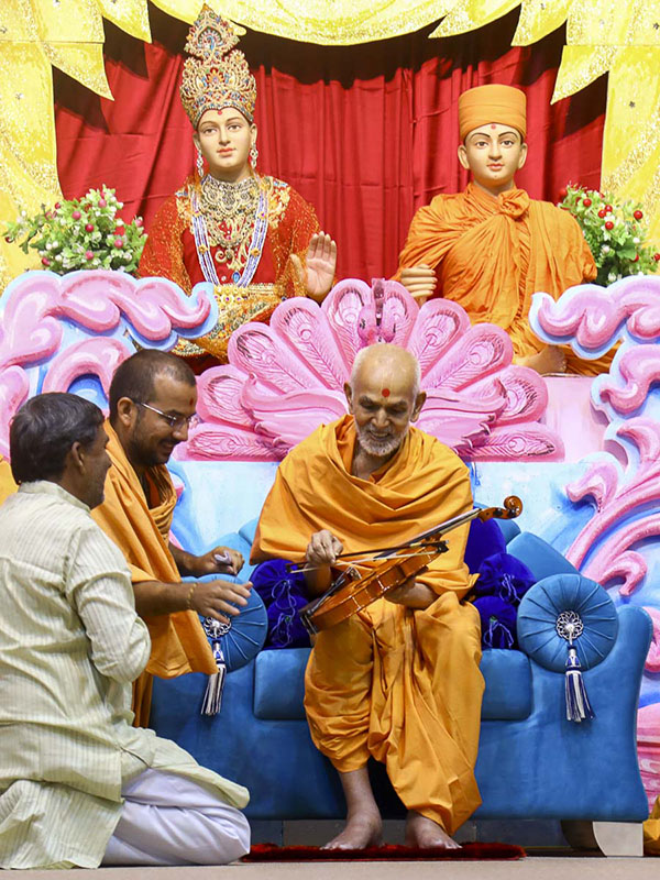 Param Pujya Mahant Swami sanctifies a violin, 9 Nov 2016