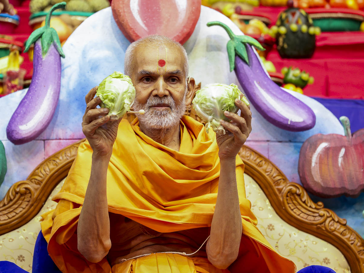 Param Pujya Mahant Swami sanctifies various fruits and vegetables offered in Thakorji's 'Haatdi' on Prabodhini Ekadashi, 11 Nov 2016