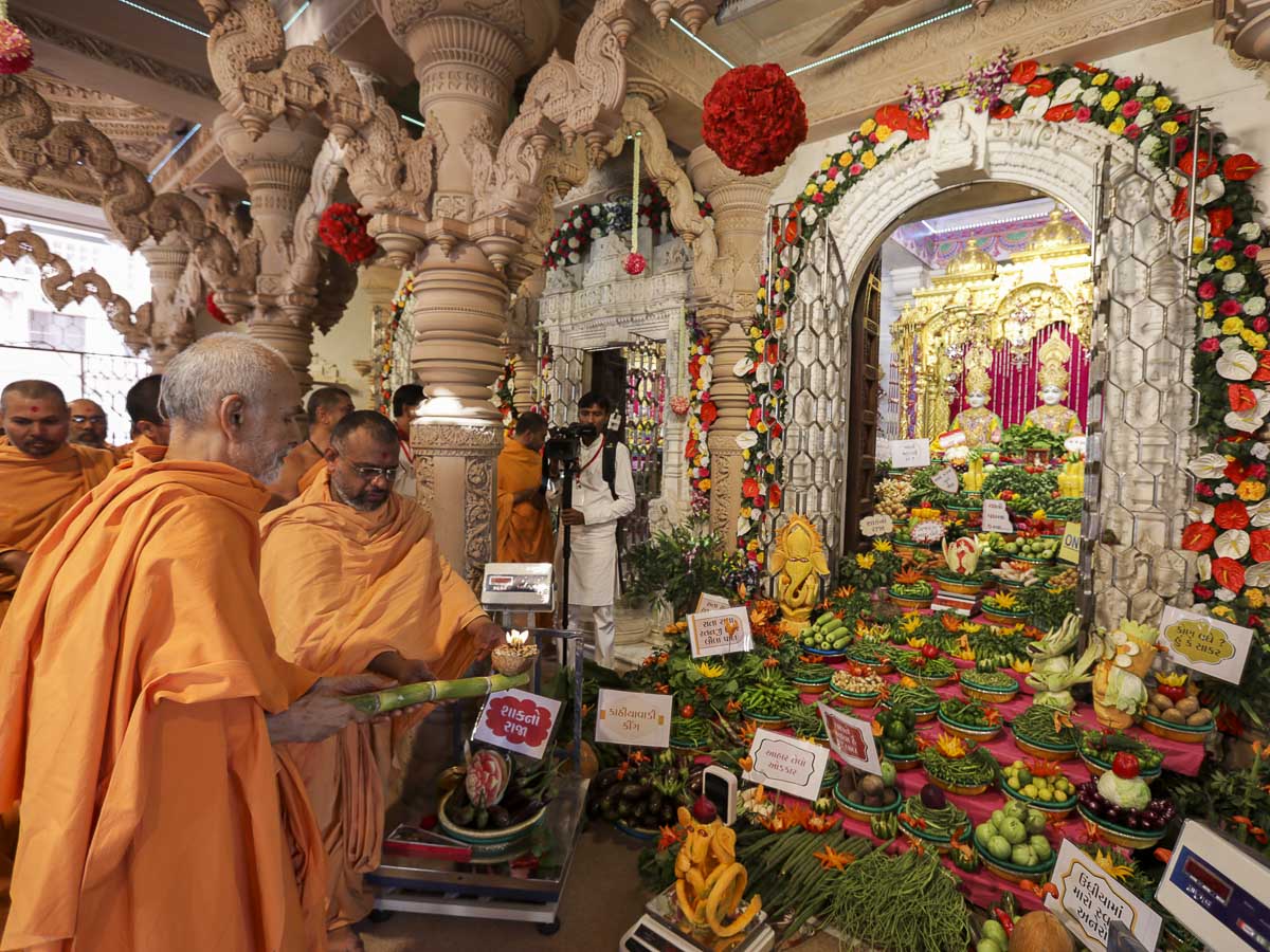 Param Pujya Mahant Swami performs a special arti of Thakorji's Haatdi on Prabodhini Ekadashi, 11 Nov 2016