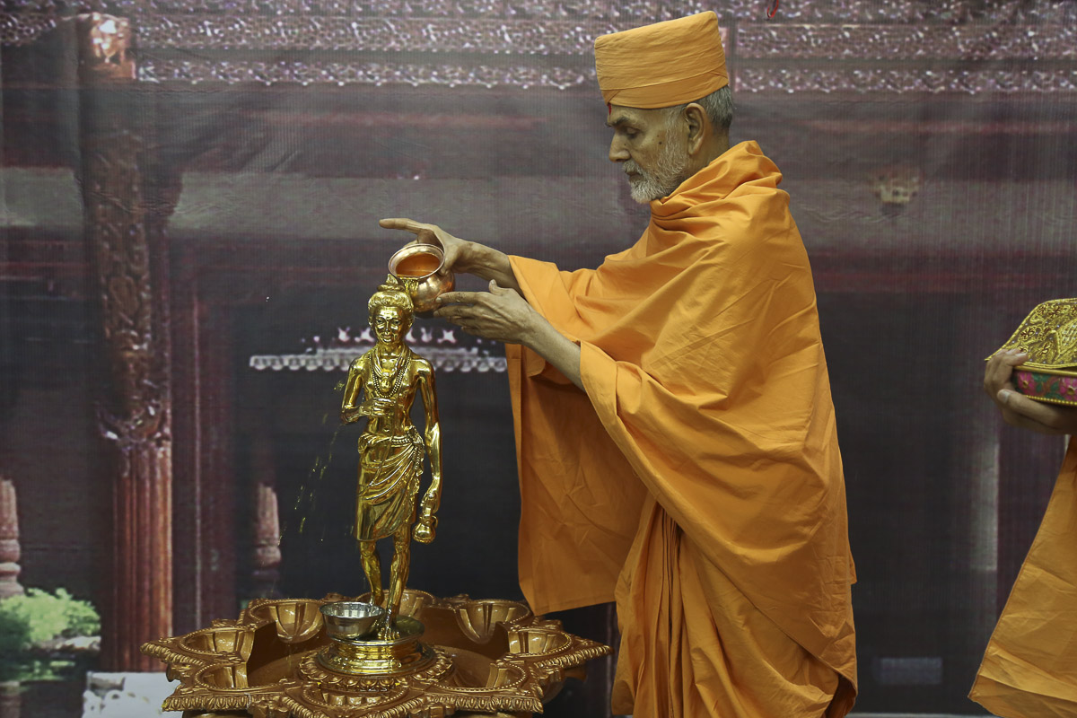 Param Pujya Mahant Swami performs abhishek of Shri Nilkanth Varni, 11 Nov 2016