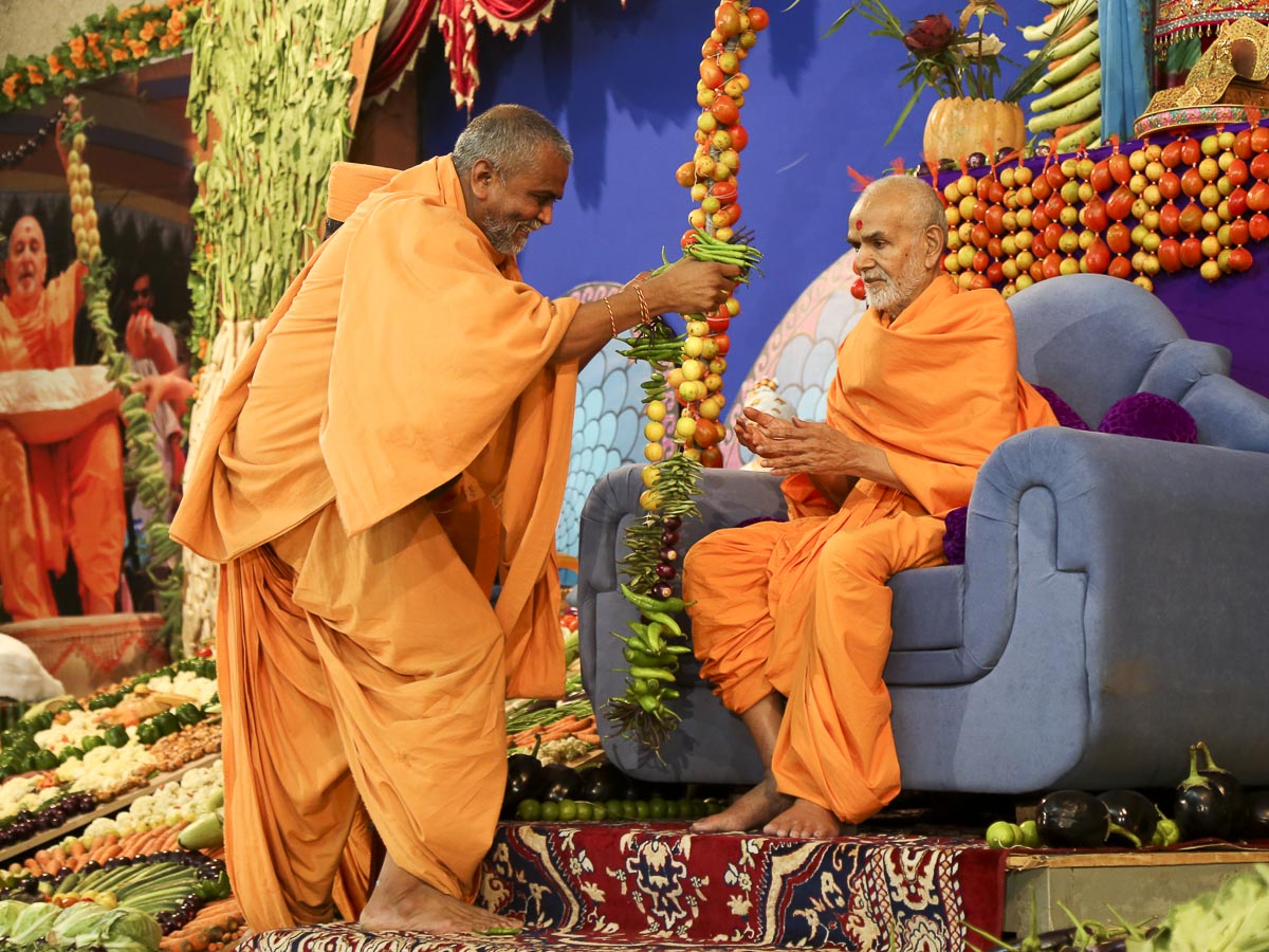 Param Pujya Mahant Swami honored with a garland, 11 Nov 2016