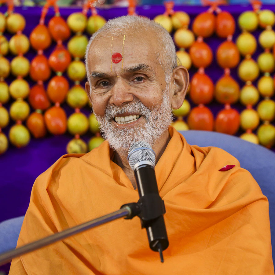 Param Pujya Mahant Swami blesses the assembly, 11 Nov 2016
