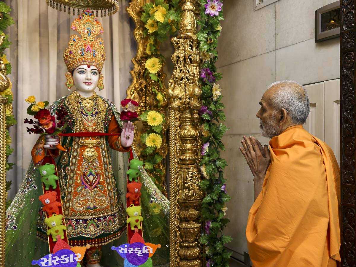 Param Pujya Mahant Swami engrossed in darshan of Thakorji, 12 Nov 2016