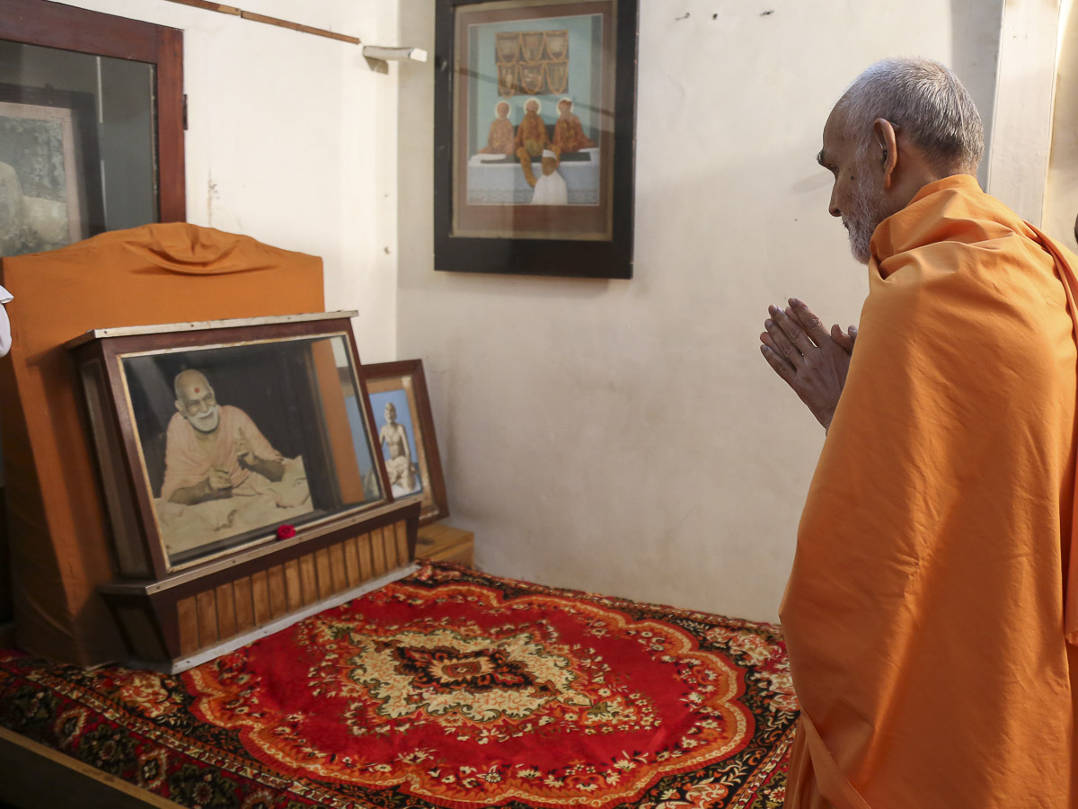 Param Pujya Mahant Swami engrossed in darshan of Brahmaswarup Yogiji Maharaj, 12 Nov 2016