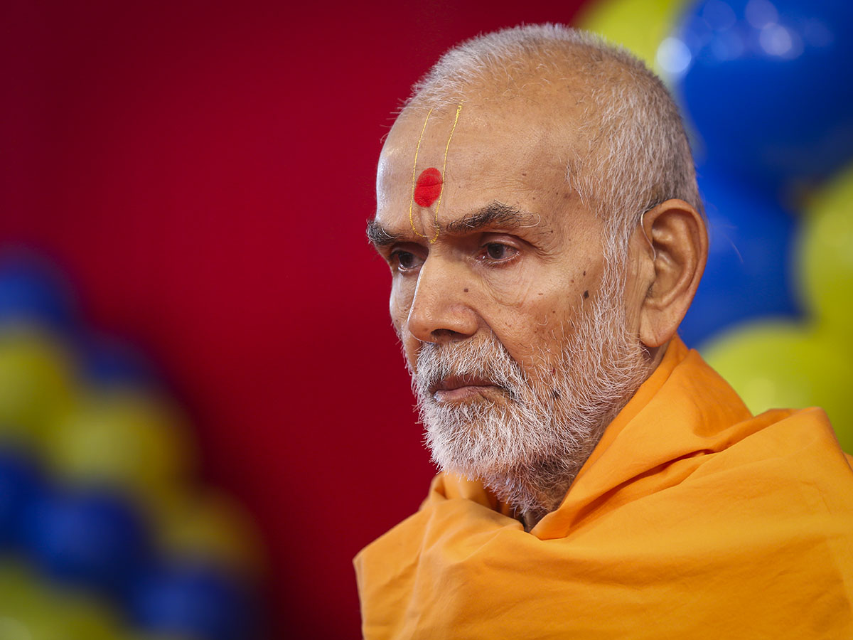 Param Pujya Mahant Swami performs his morning puja, 12 Nov 2016