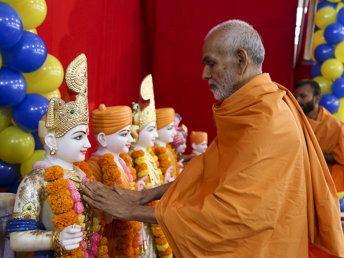 Param Pujya Mahant Swami performs pratishtha rituals for the murtis of new BAPS Shri Swaminarayan Mandir, Dholera and Sangasar, 12 Nov 2016