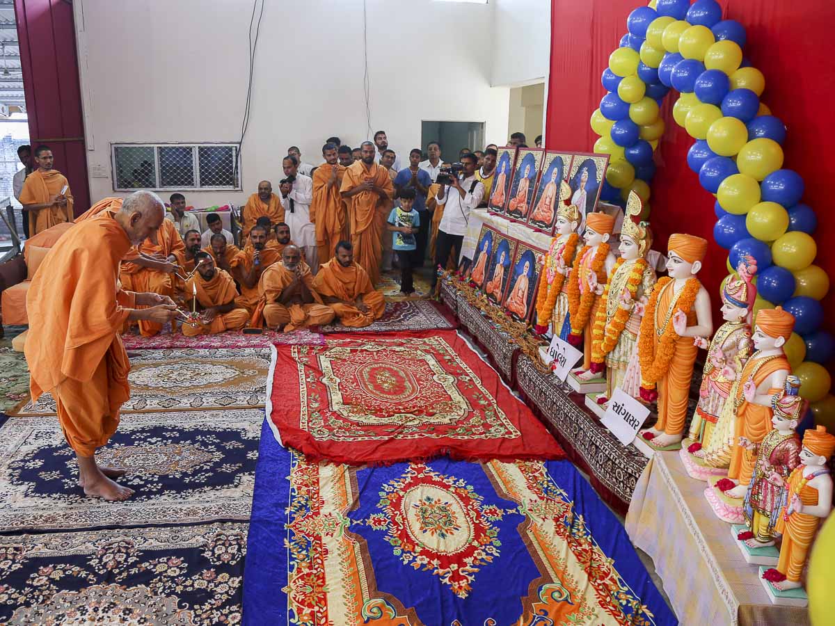 Param Pujya Mahant Swami performs pratishtha arti, 12 Nov 2016