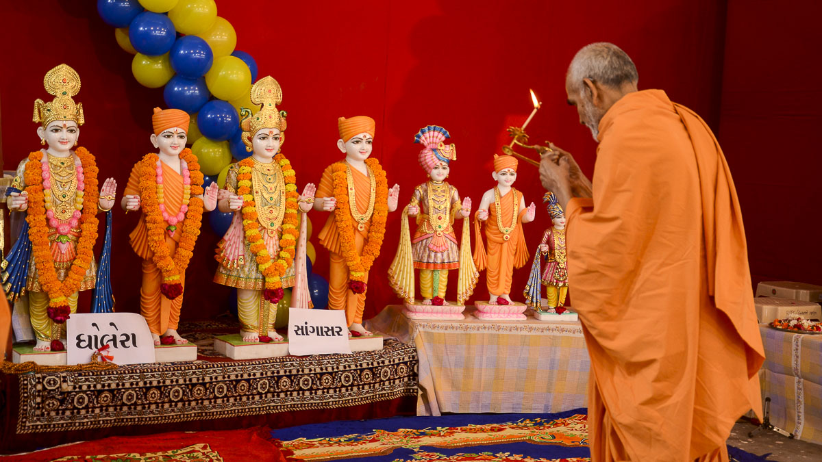 Param Pujya Mahant Swami performs pratishtha arti, 12 Nov 2016