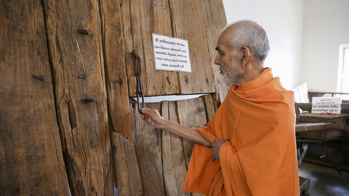 Param Pujya Mahant Swami reverentially touches door chain sanctified by Bhagwan Swaminarayan, 12 Nov 2016