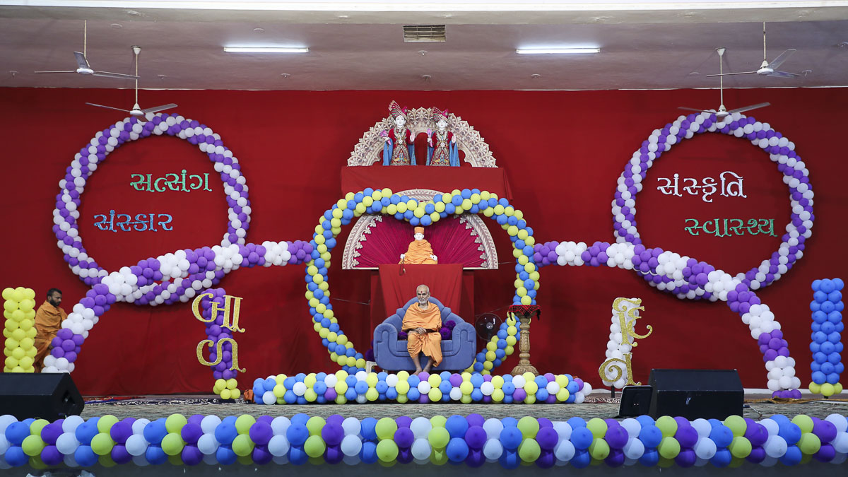 Param Pujya Mahant Swami during the Bal Din assembly, 12 Nov 2016