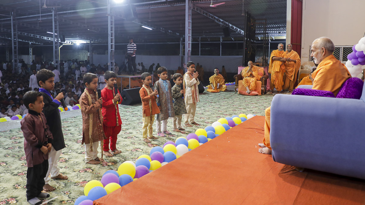 Children pray before Param Pujya Mahant Swami, 12 Nov 2016