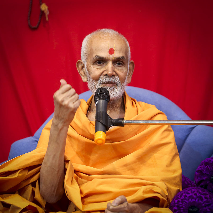Param Pujya Mahant Swami blesses the Bal Din assembly, 12 Nov 2016
