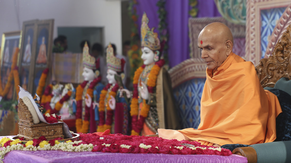 Param Pujya Mahant Swami performs his morning puja, 13 Nov 2016