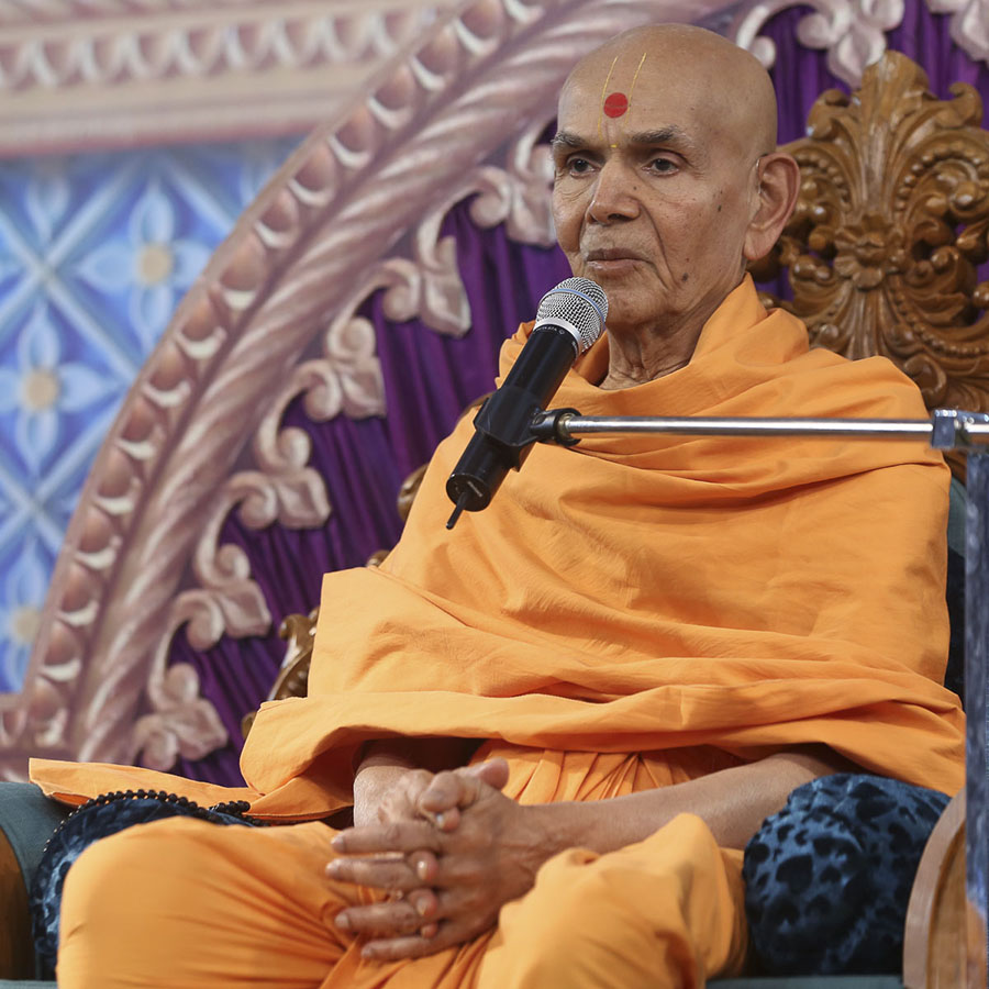 Param Pujya Mahant Swami blesses the morning satsang assembly, 13 Nov 2016