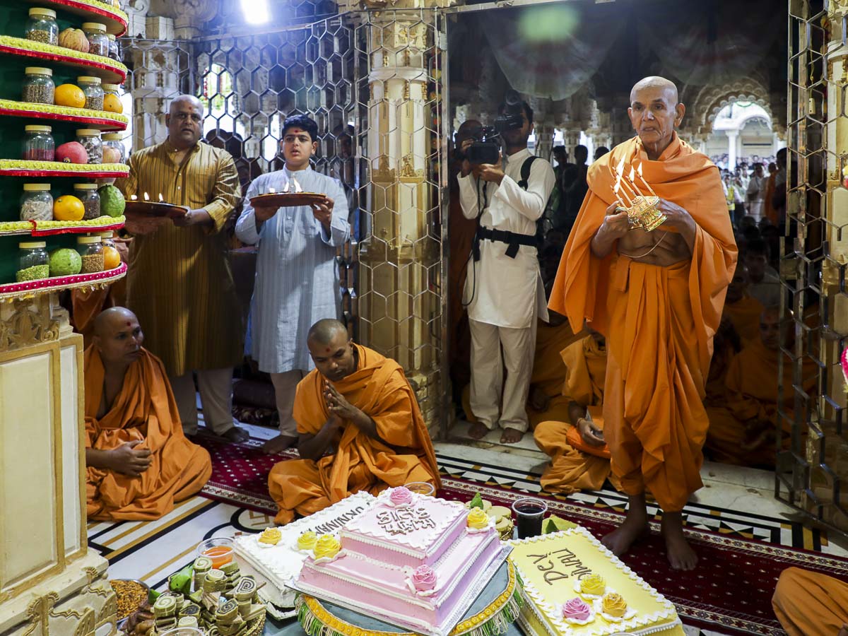 Param Pujya Mahant Swami performs arti, 14 Nov 2016