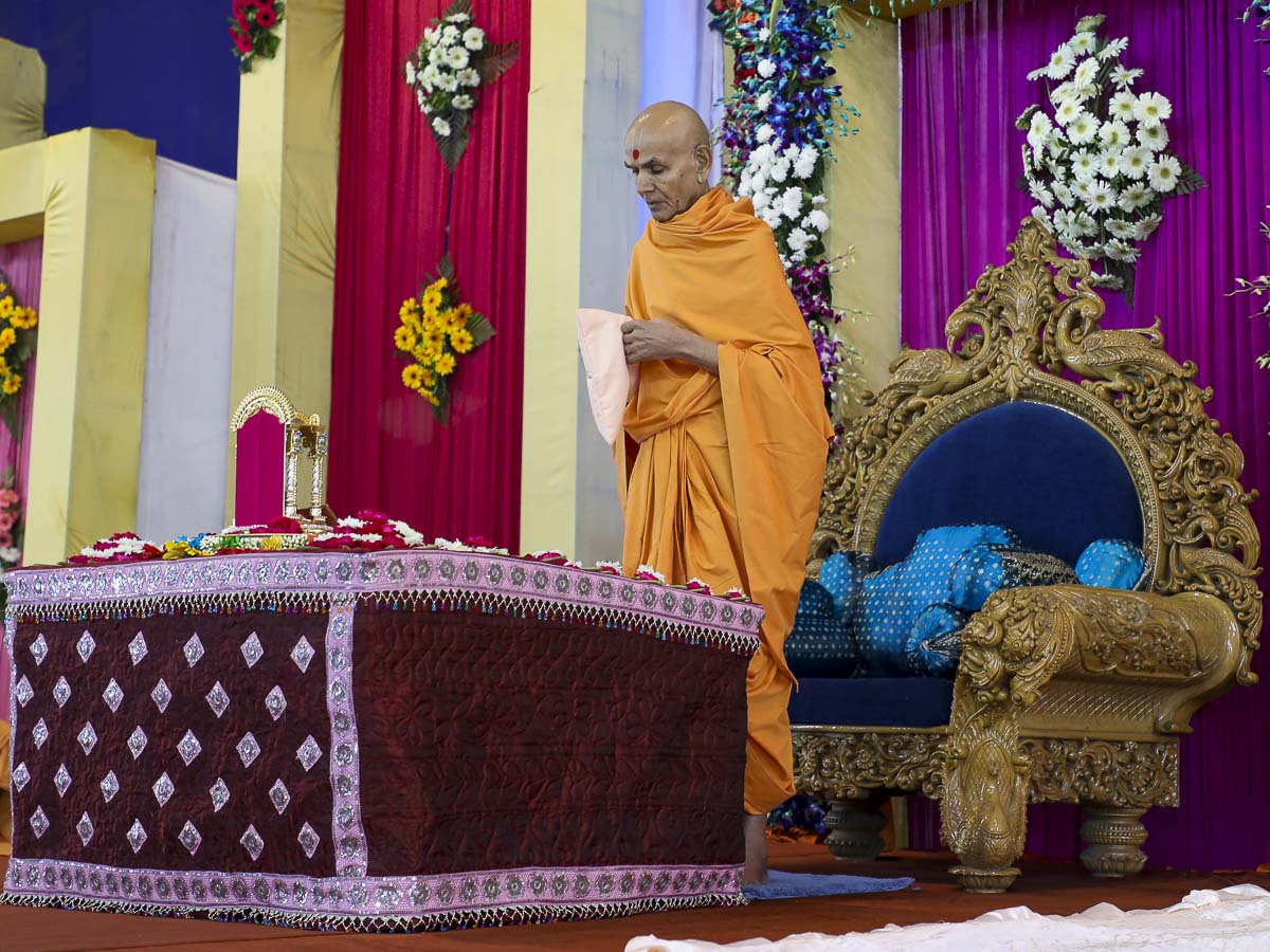 Param Pujya Mahant Swami performs his morning puja, 14 Nov 2016