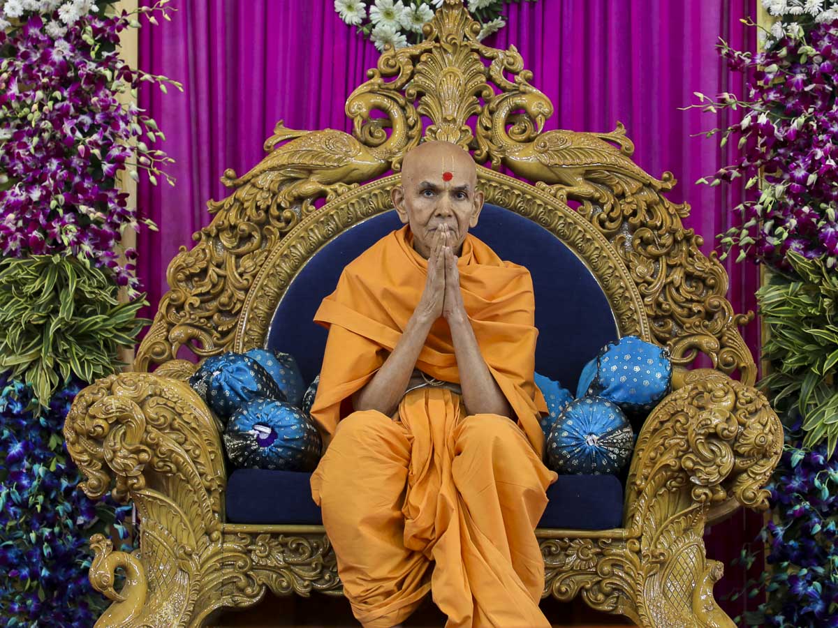 Param Pujya Mahant Swami greets all with 'Jai Swaminarayan', 14 Nov 2016