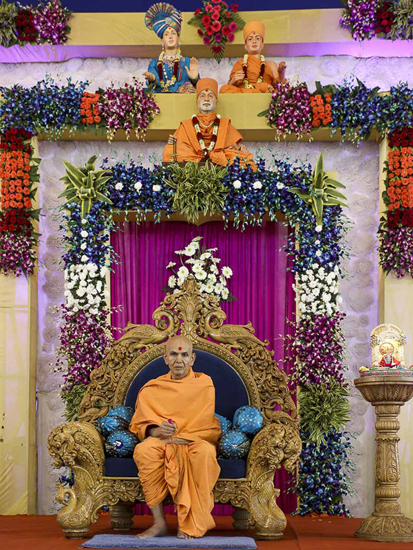 Param Pujya Mahant Swami during the assembly, 14 Nov 2016