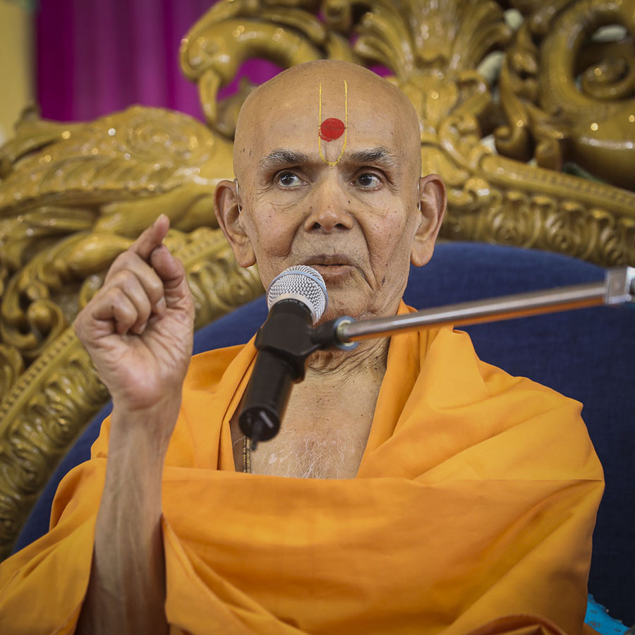 Param Pujya Mahant Swami blesses the assembly, 14 Nov 2016