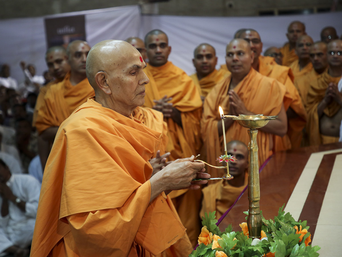 Param Pujya Mahant Swami lights the inaugural lamp (deep-pragatya) of BSS Karyakar Shibir 2016, 14 Nov 2016