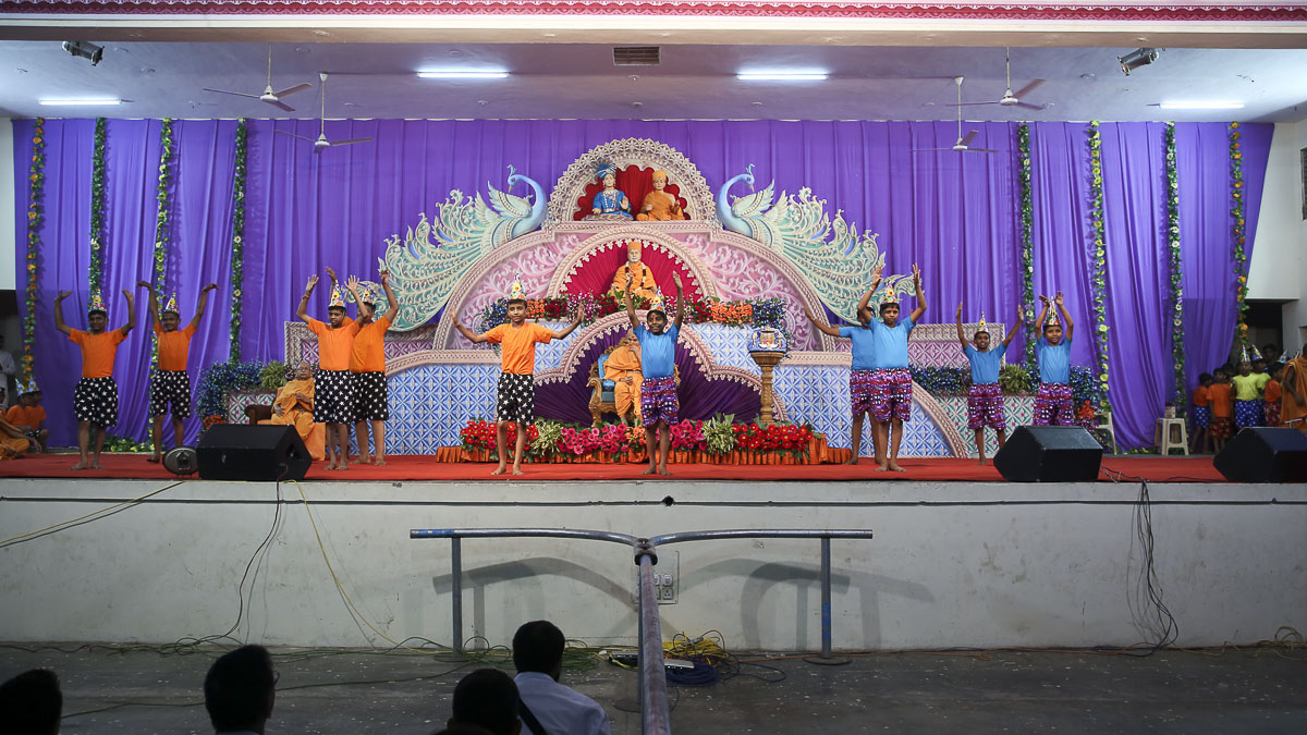 Children from Sankari perform a cultural dance before Param Pujya Mahant Swami, 14 Nov 2016