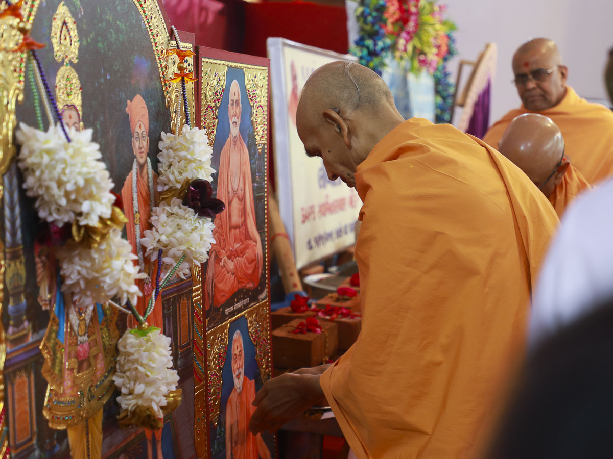Param Pujya Mahant Swami performs pratishtha rituals of murtis, 15 Nov 2016