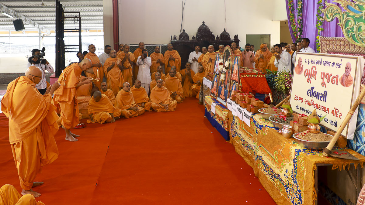 Param Pujya Mahant Swami and Pujya Tyagvallabh Swami perform pratishtha arti of murtis for BAPS Shri Swaminarayan Mandir, Wadhwan, 15 Nov 2016
