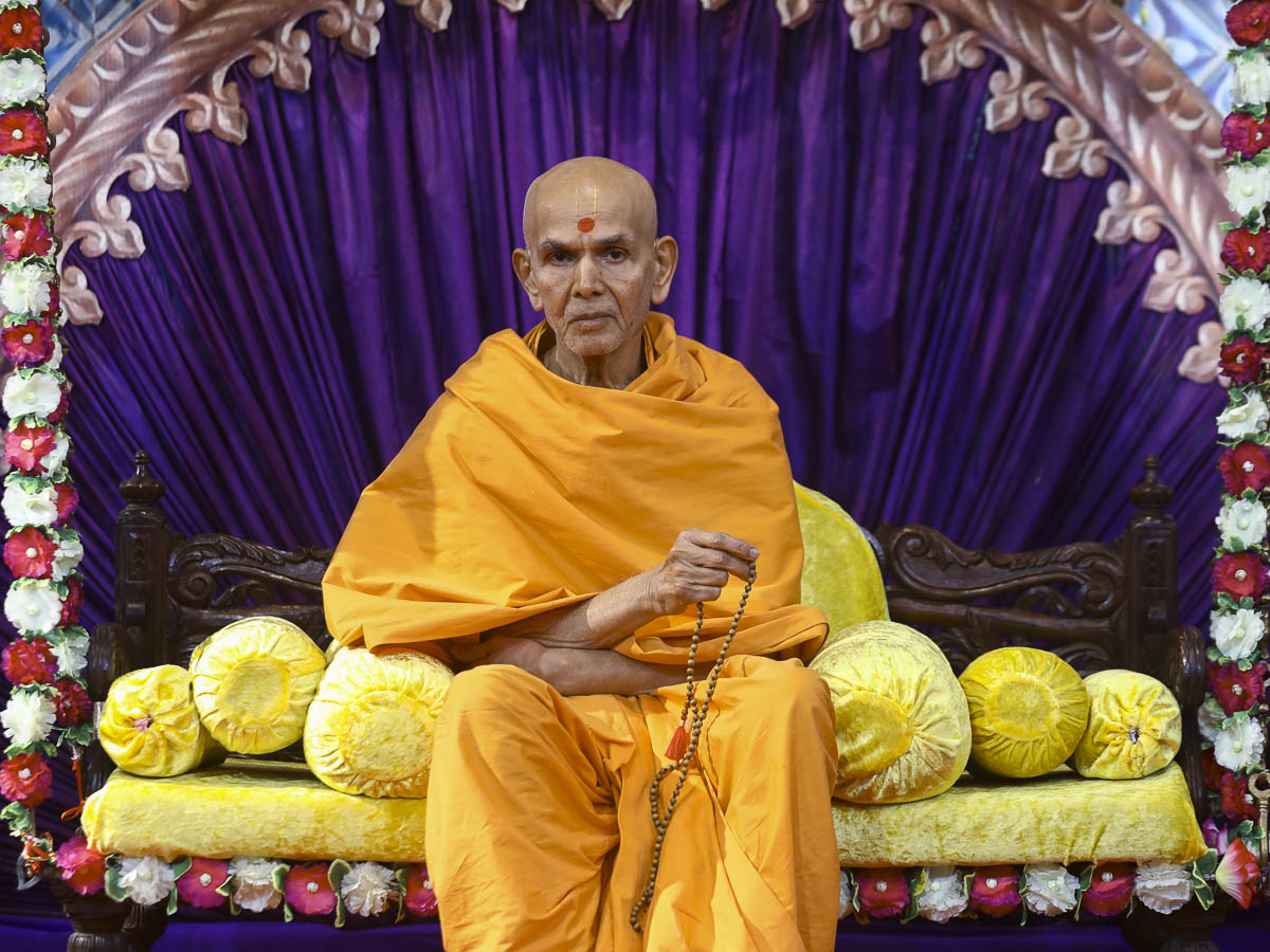 Param Pujya Mahant Swami during the shibir assembly, 15 Nov 2016