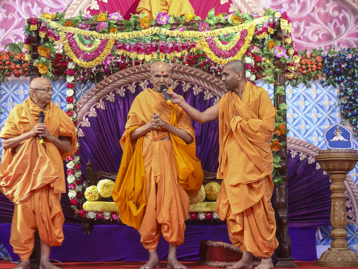 Param Pujya Mahant Swami interacts during shibir assembly, 15 Nov 2016