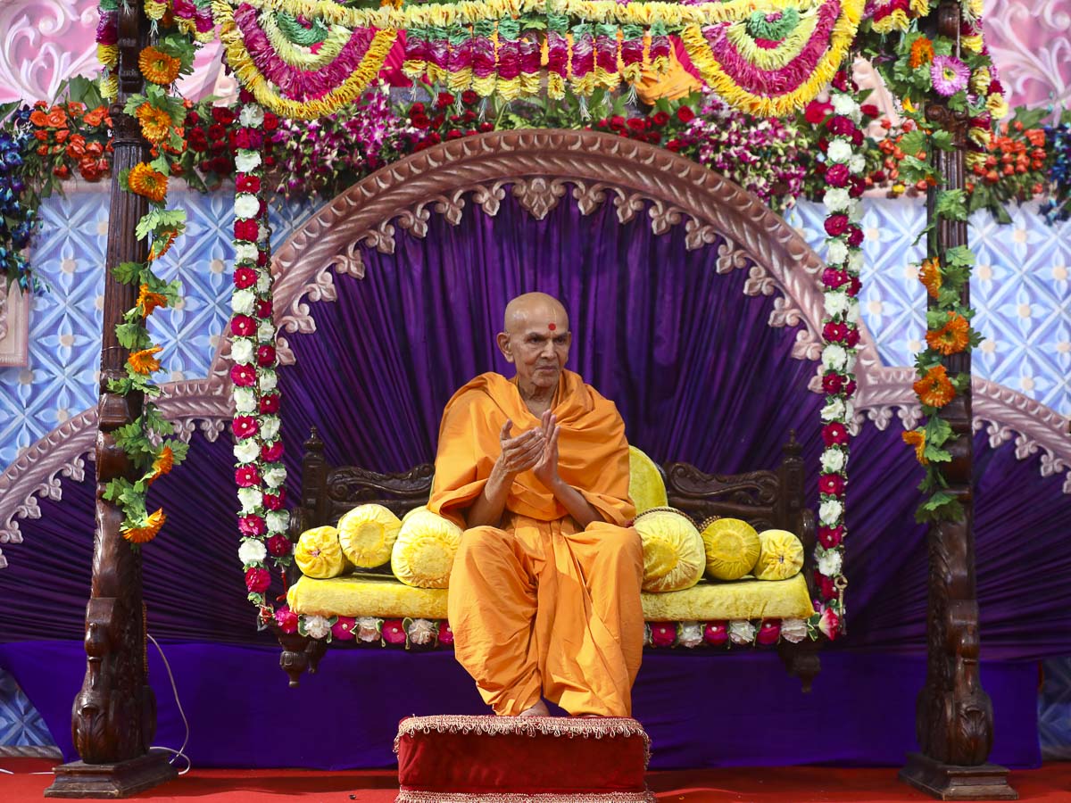 Param Pujya Mahant Swami chants Swaminarayan dhun, 15 Nov 2016