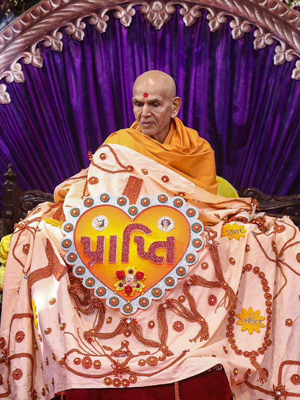 Param Pujya Mahant Swami honored with a shawl, 15 Nov 2016