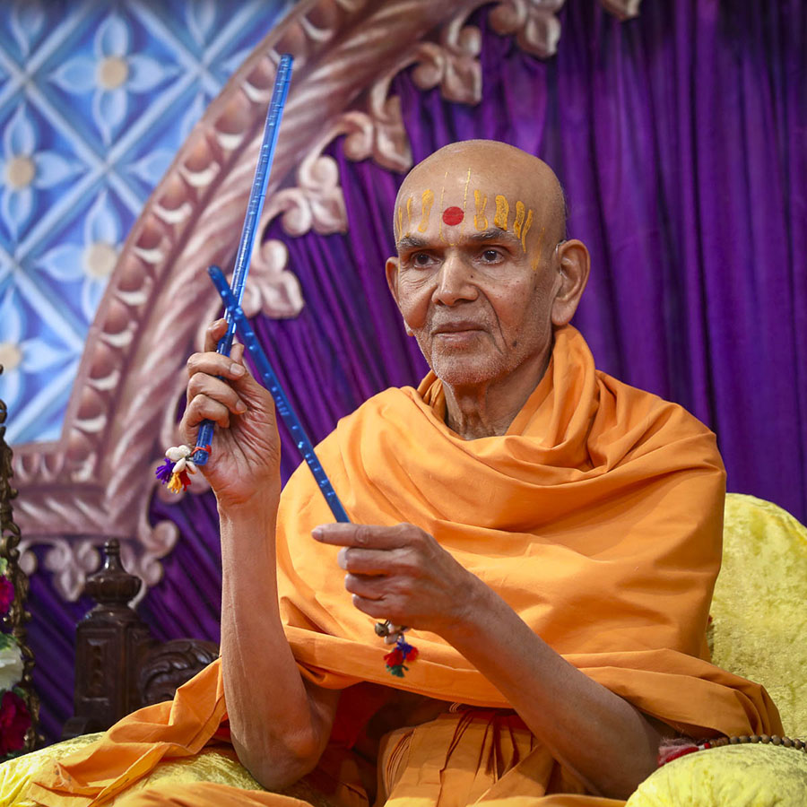 Param Pujya Mahant Swami plays dandiya, 15 Nov 2016
