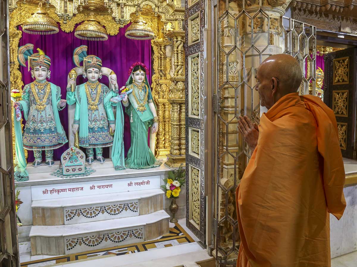 Param Pujya Mahant Swami engrossed in darshan of Thakorji, 16 Nov 2016