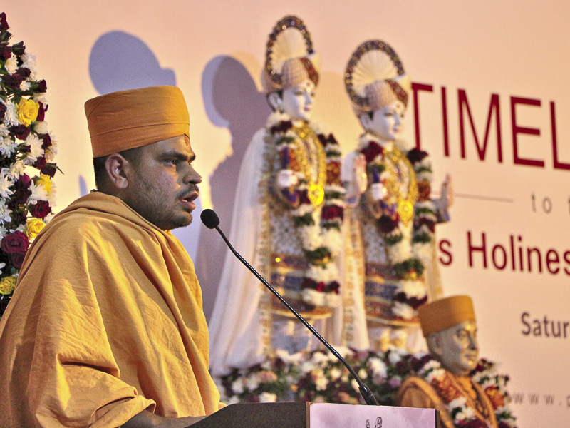 Tapovatsal Swami addresses the assembly