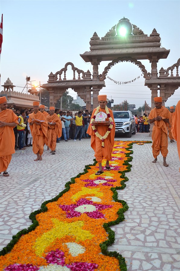 Param Pujya Mahant Swami arrives at BAPS Shri Swaminarayan Mandir, Mahelav, 16 Nov 2016
