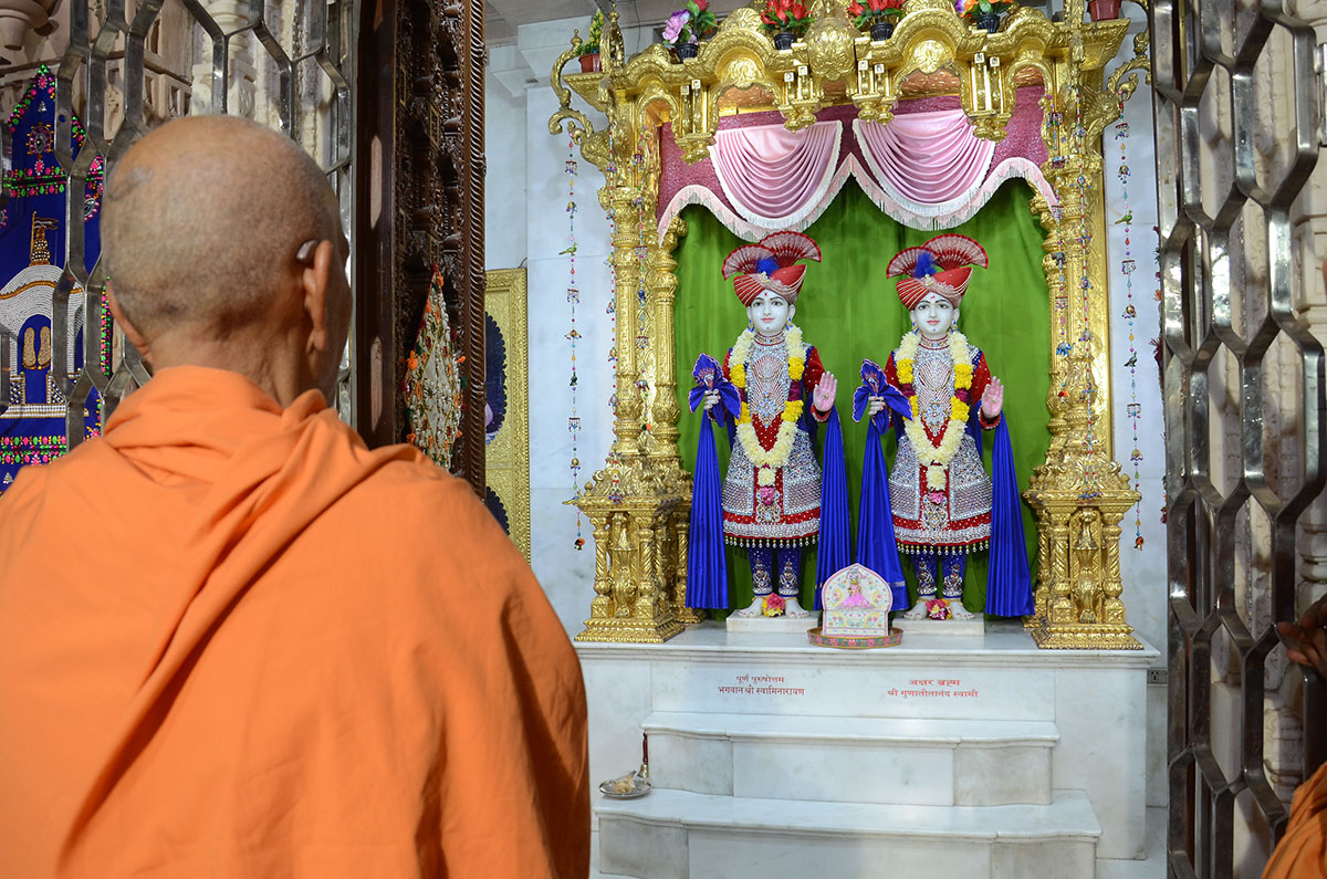 Param Pujya Mahant Swami engrossed in darshan of Thakorji, 16 Nov 2016