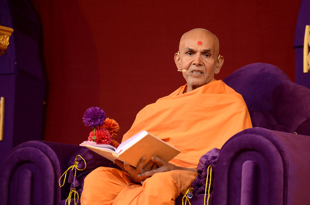 Param Pujya Mahant Swami blesses the satsang assembly, 16 Nov 2016