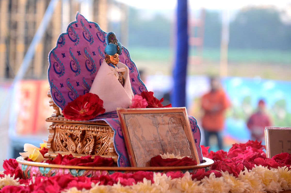 Shri Harikrishna Maharaj in Param Pujya Mahant Swami's morning puja, 17 Nov 2016