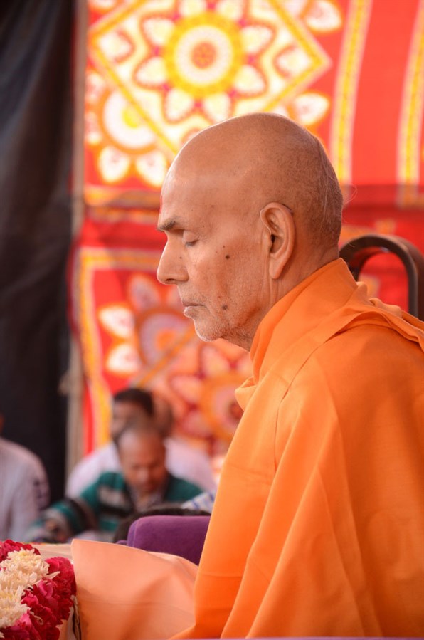 Param Pujya Mahant Swami performs his morning puja, 17 Nov 2016