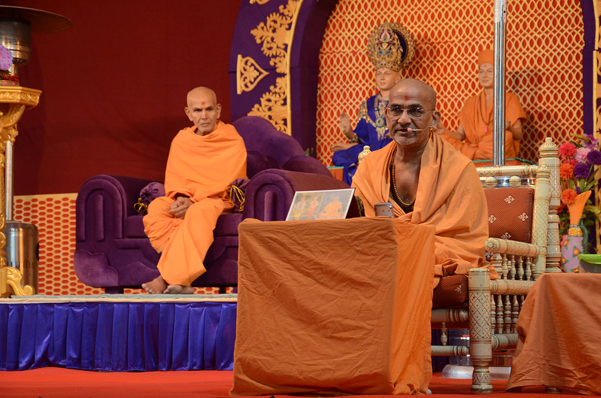 Brahmadarshan Swami delivers discourse in the evening satsang assembly, 17 Nov 2016