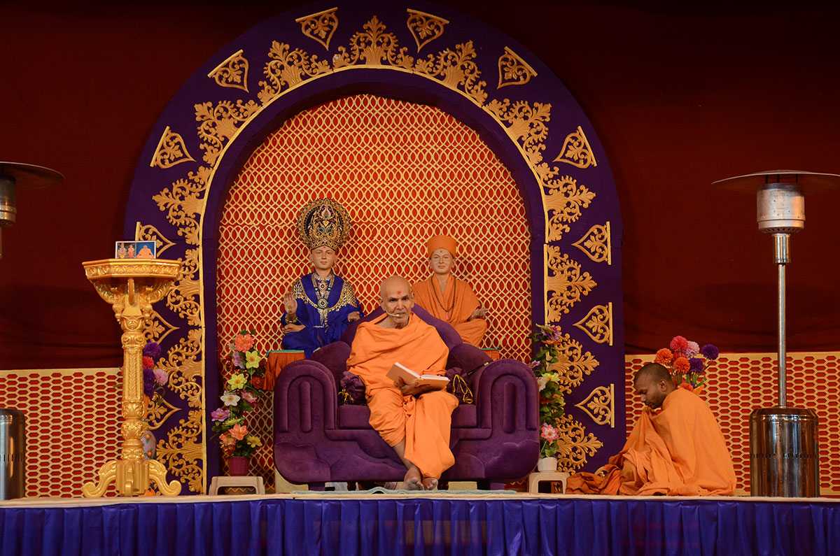 Param Pujya Mahant Swami blesses the satsang assembly, 17 Nov 2016