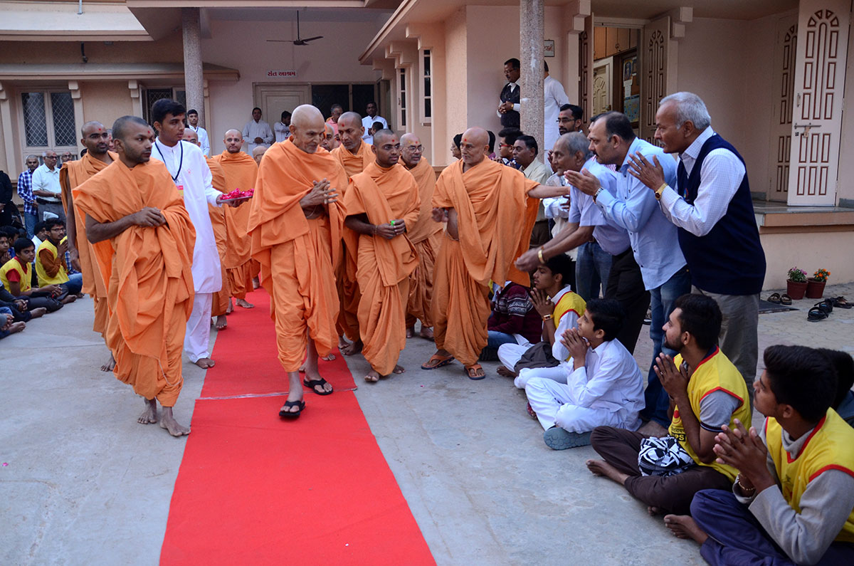 Devotees doing darshan of Param Pujya Mahant Swami, 18 Nov 2016