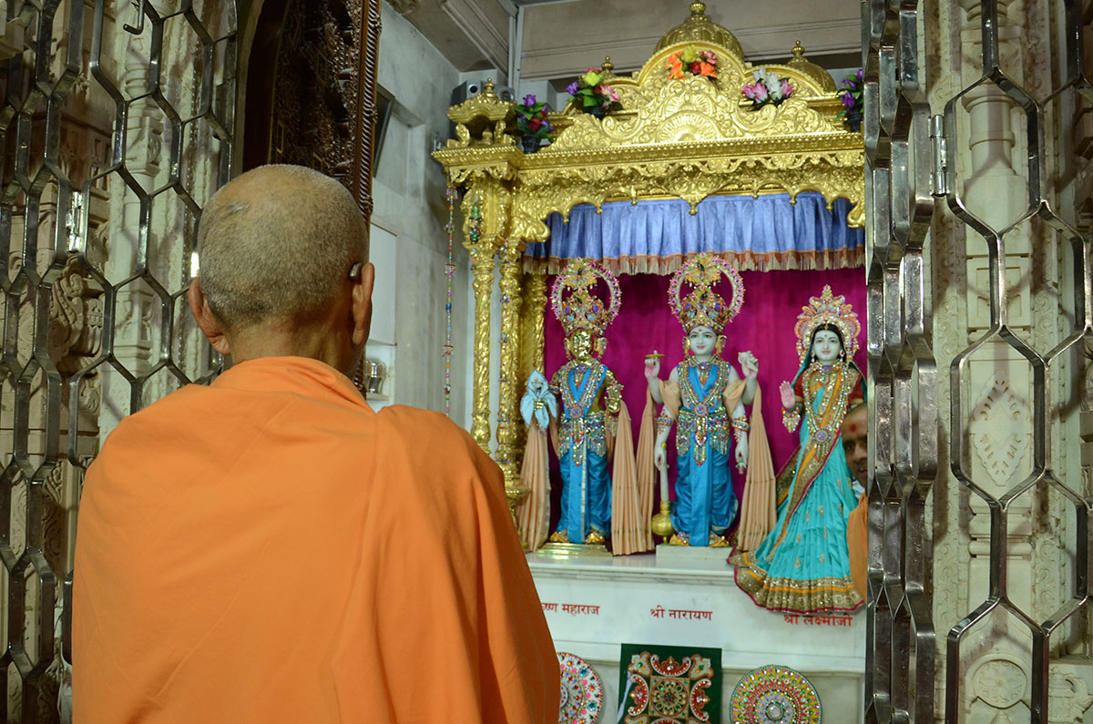 Param Pujya Mahant Swami engrossed in darshan of Thakorji, 19 Nov 2016