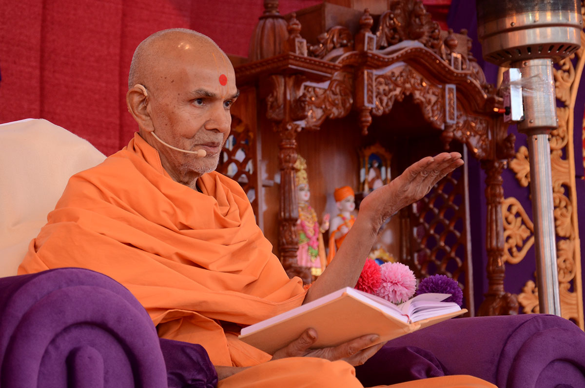 Param Pujya Mahant Swami blesses the morning satsang assembly, 19 Nov 2016