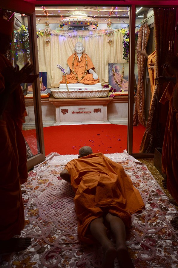 Param Pujya Mahant Swami performs dandvats, 19 Nov 2016