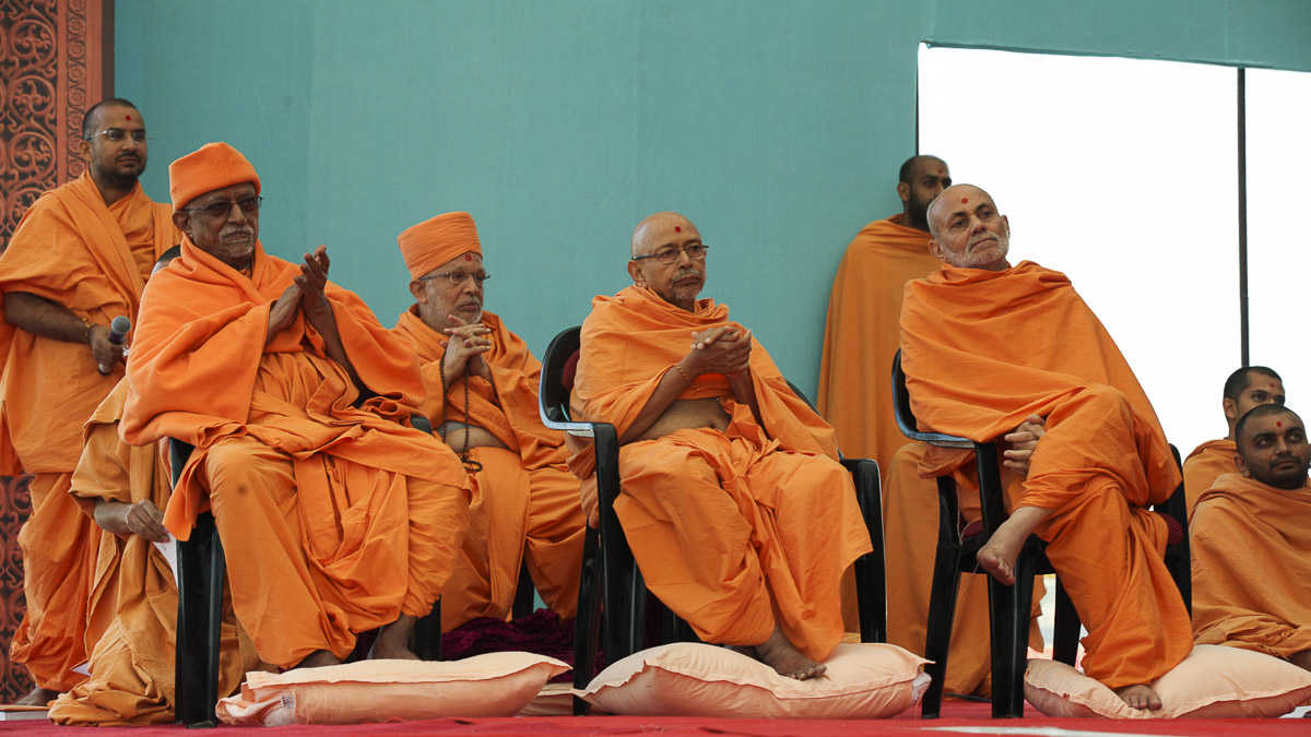 Pujya Swayamprakash Swami (Pujya Doctor Swami), Pujya Tyagvallabh Swami, Pujya Viveksagar Swami and Ghanshyamcharan Swami doing darshan of Param Pujya Mahant Swami