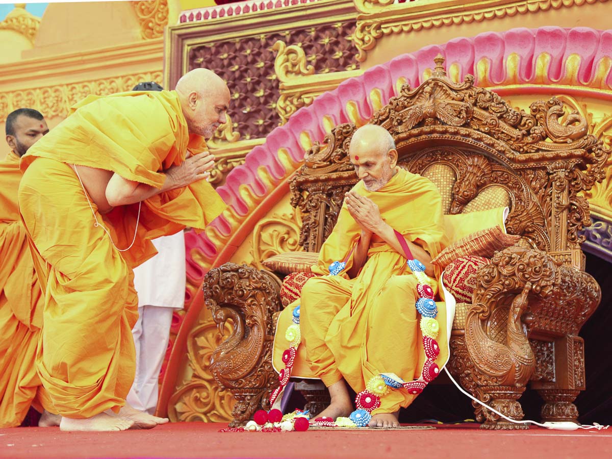 Pujya Viveksagar Swami honors Param Pujya Mahant Swami with a garland